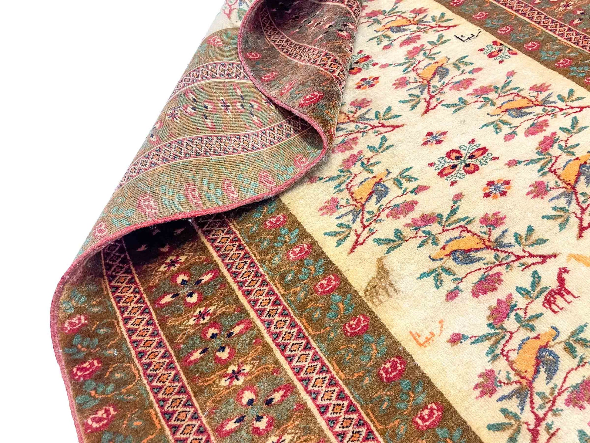 Antiker Mashhad aus reiner Wolle. Handgeknüpft. Ursprung Iran / Persien. Größe: 181 x 110 cm. Hauptfarben: Braun, Gelb, Gold mit roten und grünen Akzenten. Vertrieb durch JUPITER Intl / Khademi.