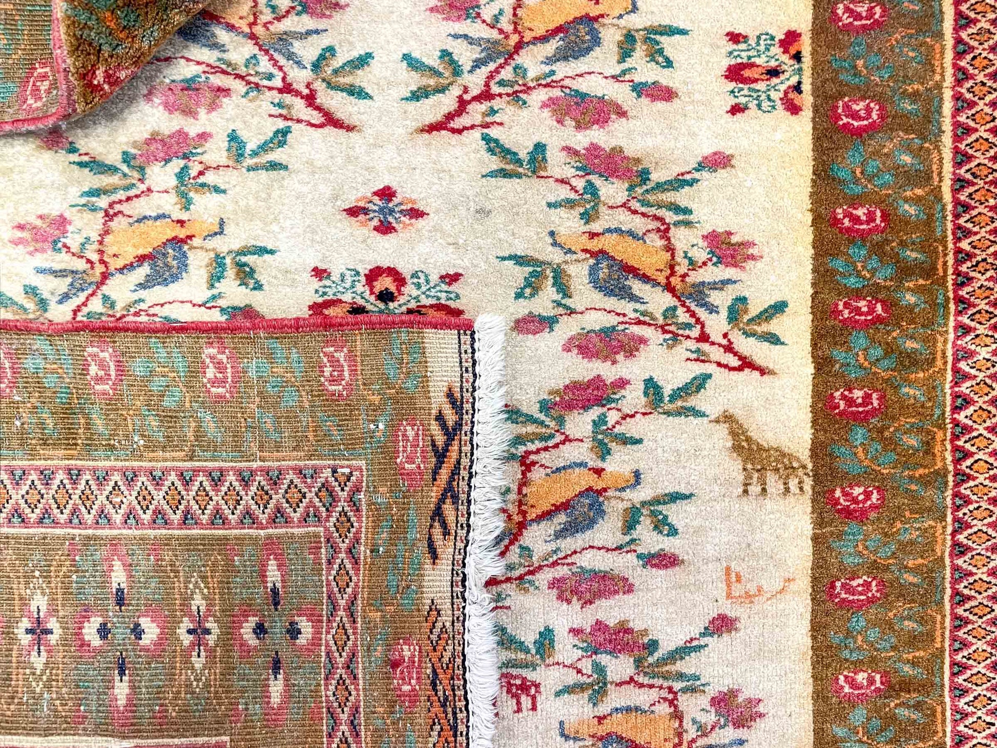 Antiker Mashhad aus reiner Wolle. Handgeknüpft. Ursprung Iran / Persien. Größe: 181 x 110 cm. Hauptfarben: Braun, Gelb, Gold mit roten und grünen Akzenten. Vertrieb durch JUPITER Intl / Khademi.