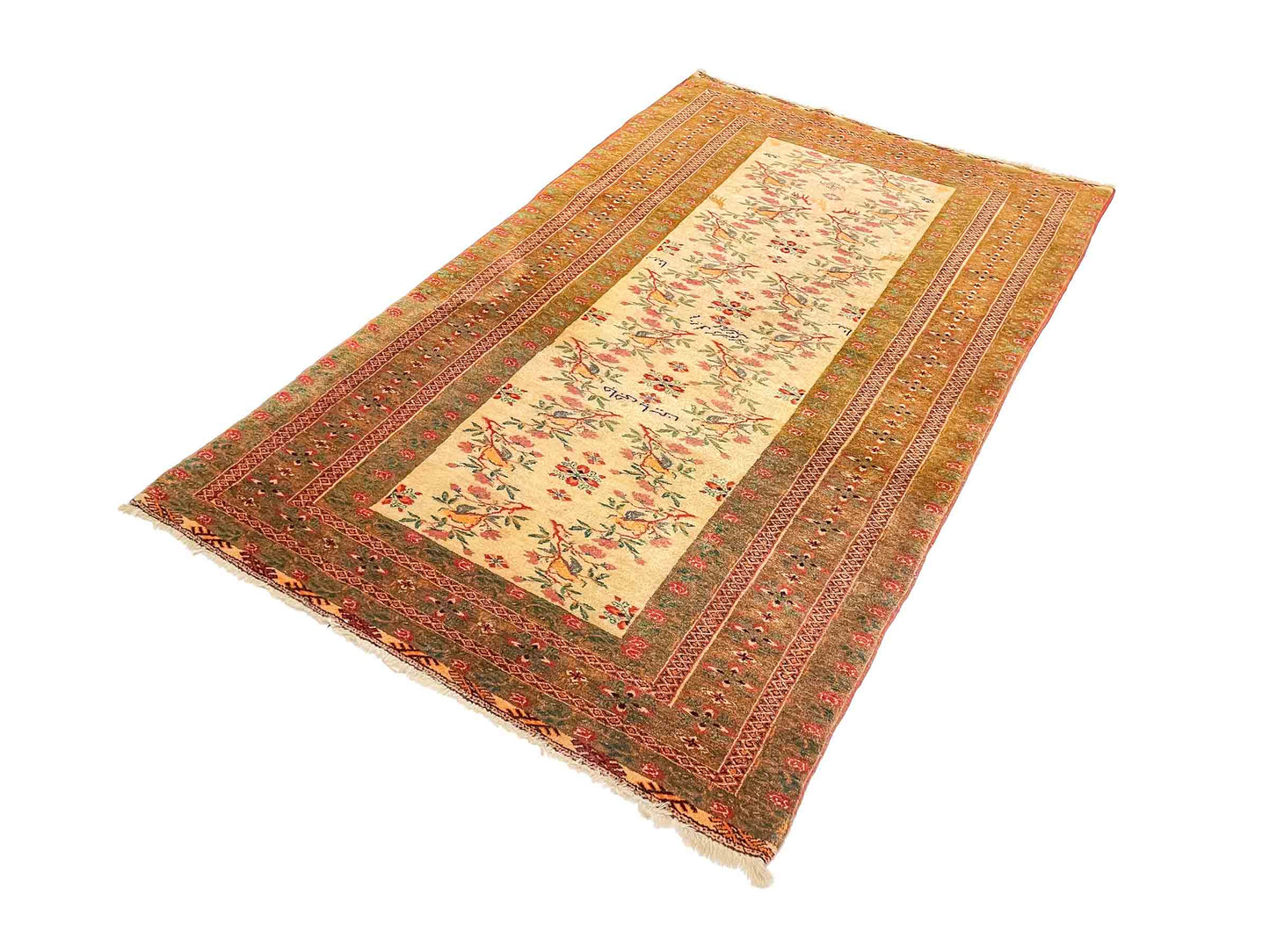 Antiker Mashhad aus reiner Wolle. Handgeknüpft. Ursprung Iran / Persien. Größe: 181 x 110 cm. Hauptfarben: Braun, Gelb, Gold mit roten und grünen Akzenten. Vertrieb durch JUPITER Intl / Khademi.
