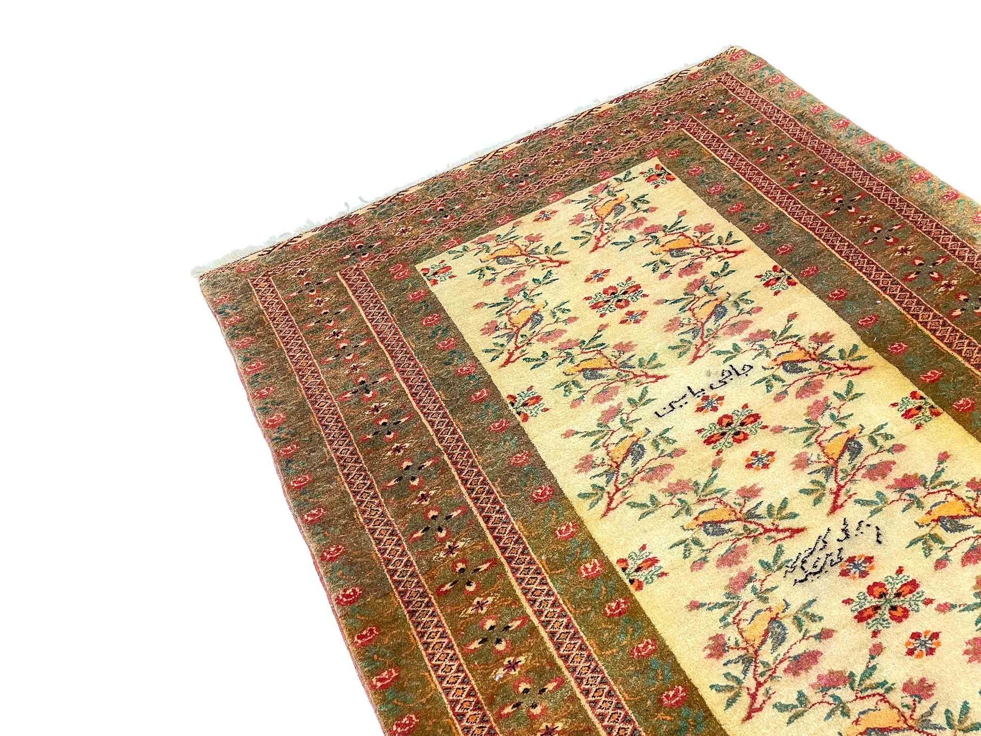 Antiker Mashhad aus reiner Wolle. Handgeknüpft. Ursprung Iran / Persien. Größe: 181 x 110 cm. Hauptfarben: Braun, Gelb, Gold mit roten und grünen Akzenten. Vertrieb durch JUPITER Intl / Khademi.