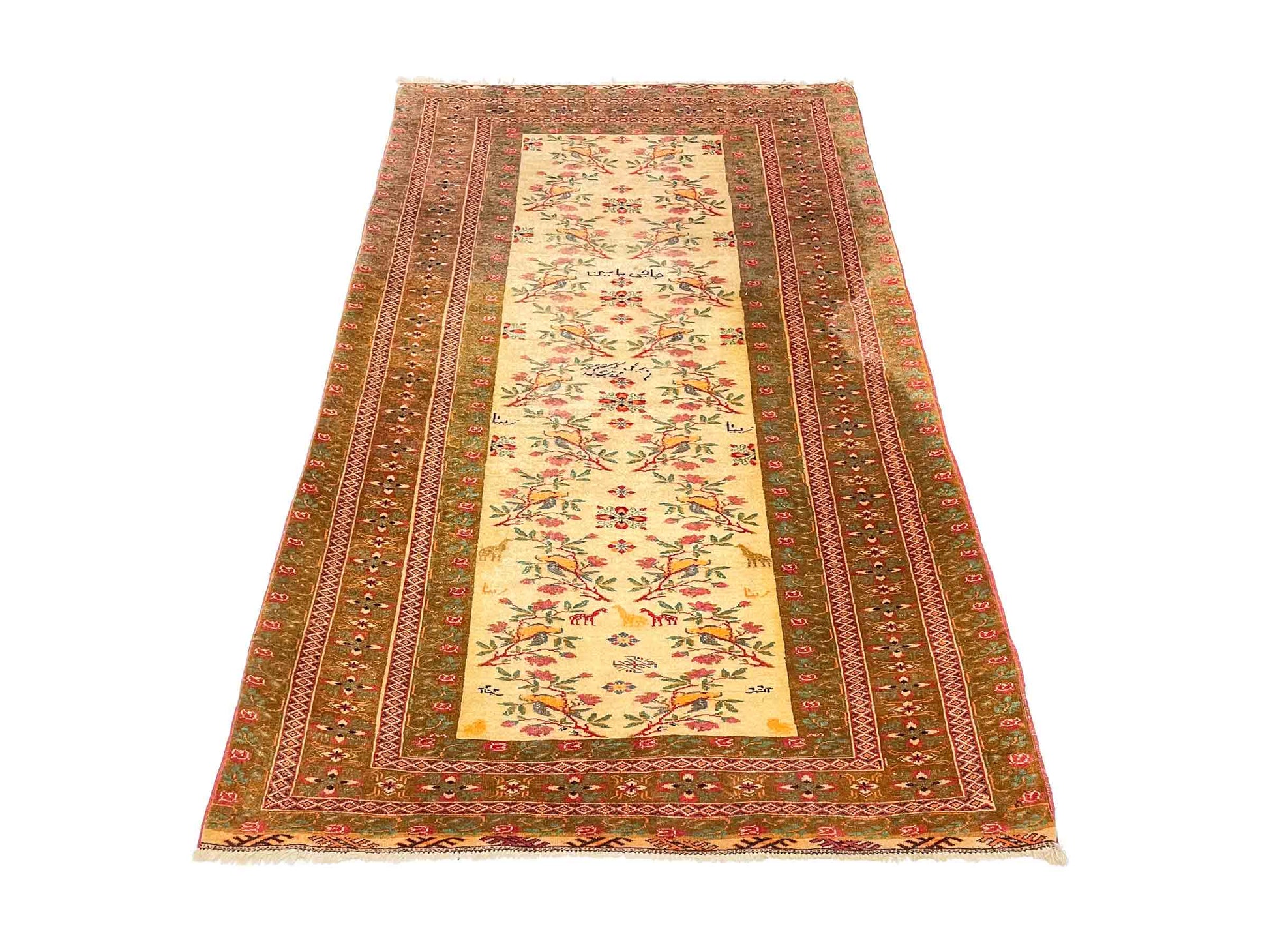Antiker Mashhad aus reiner Wolle. Handgeknüpft. Ursprung Iran / Persien. Größe: 181 x 110 cm. Hauptfarben: Braun, Gelb, Gold mit roten und grünen Akzenten. Vertrieb durch JUPITER Intl / Khademi.