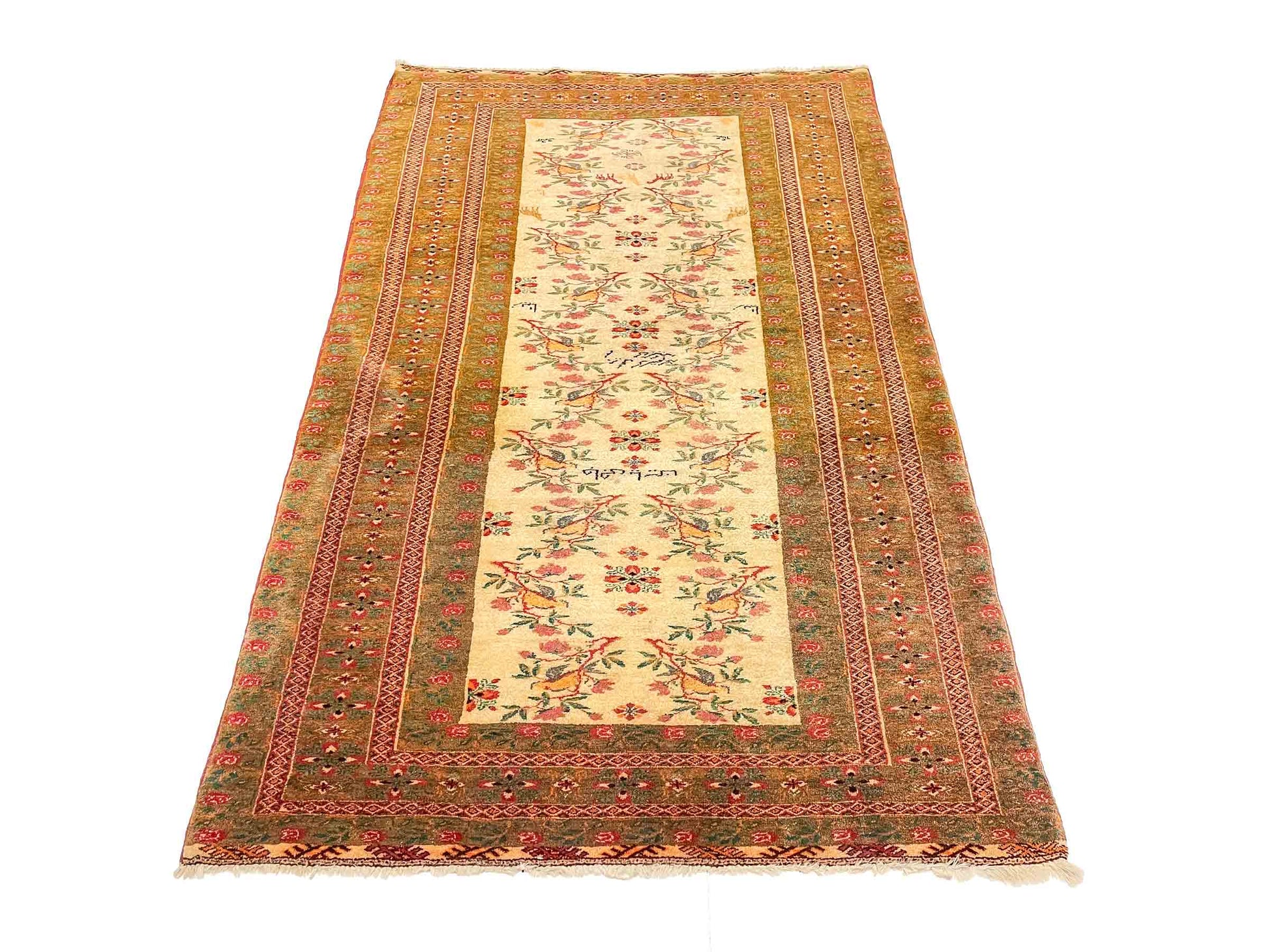 Antiker Mashhad aus reiner Wolle. Handgeknüpft. Ursprung Iran / Persien. Größe: 181 x 110 cm. Hauptfarben: Braun, Gelb, Gold mit roten und grünen Akzenten. Vertrieb durch JUPITER Intl / Khademi.