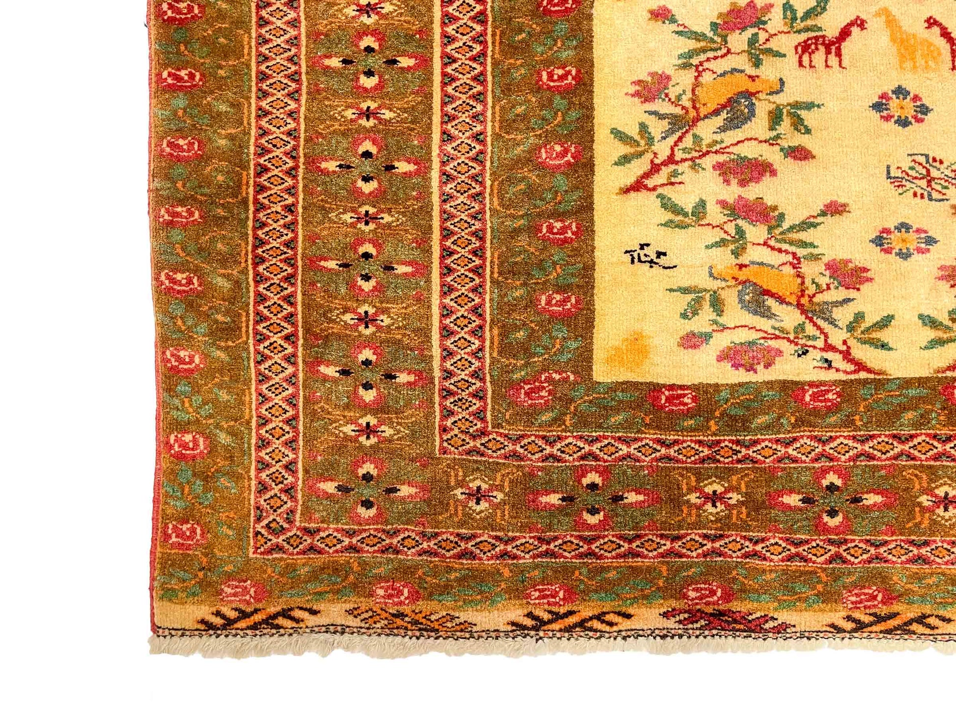Antiker Mashhad aus reiner Wolle. Handgeknüpft. Ursprung Iran / Persien. Größe: 181 x 110 cm. Hauptfarben: Braun, Gelb, Gold mit roten und grünen Akzenten. Vertrieb durch JUPITER Intl / Khademi.