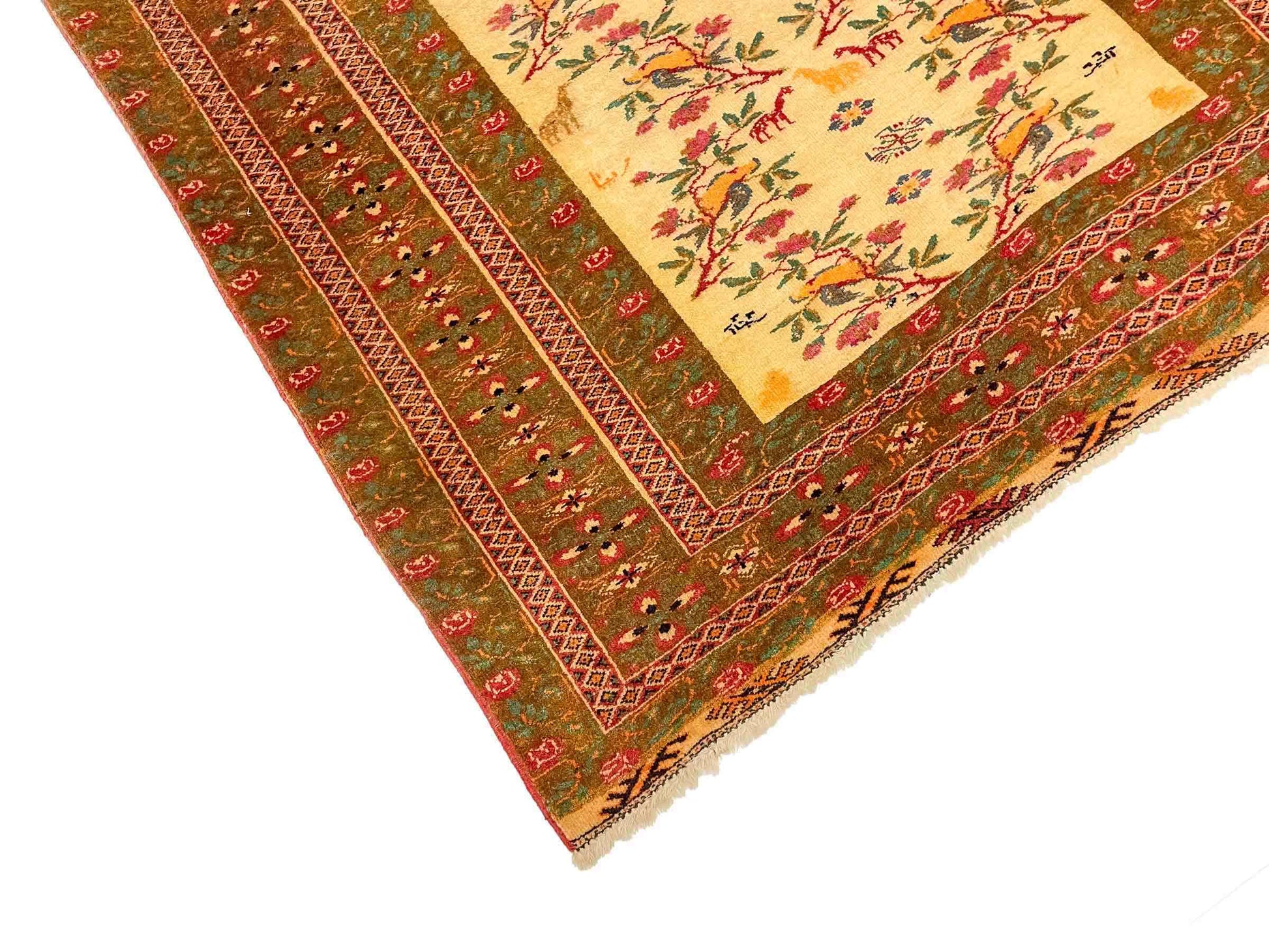 Antiker Mashhad aus reiner Wolle. Handgeknüpft. Ursprung Iran / Persien. Größe: 181 x 110 cm. Hauptfarben: Braun, Gelb, Gold mit roten und grünen Akzenten. Vertrieb durch JUPITER Intl / Khademi.