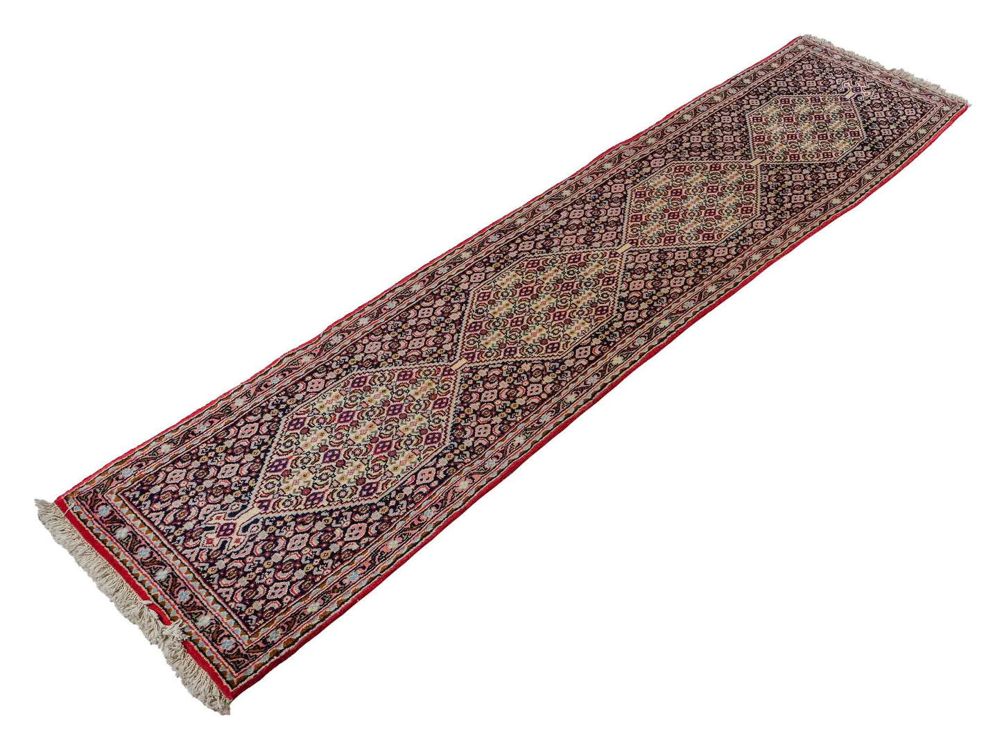 Feiner, handgeknüpfter Bidjar Perserteppich von Khademi. Farbe: Schwarz, rot. Größe: 238 x 50 cm. Vertrieb durch JUPITER Intl.