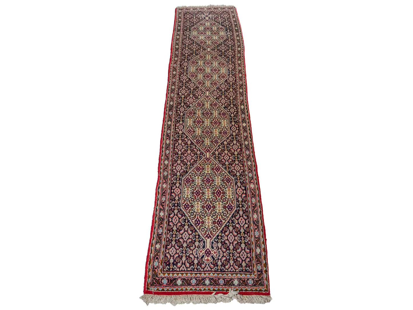 Feiner, handgeknüpfter Bidjar Perserteppich von Khademi. Farbe: Schwarz, rot. Größe: 238 x 50 cm. Vertrieb durch JUPITER Intl.