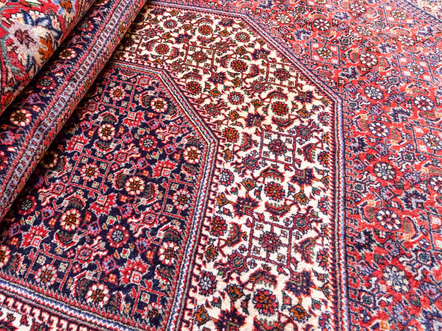 Sehr feiner, handgeknüpfter Bidjar Perserteppich aus reiner Wolle mit geometrischem Medaillon von Khademi. Größe: 297 x 200 cm. Farbe: Rot, blau. RB3-38. Ursprung: Iran / Persien. Verkauf durch JUPITER Intl.