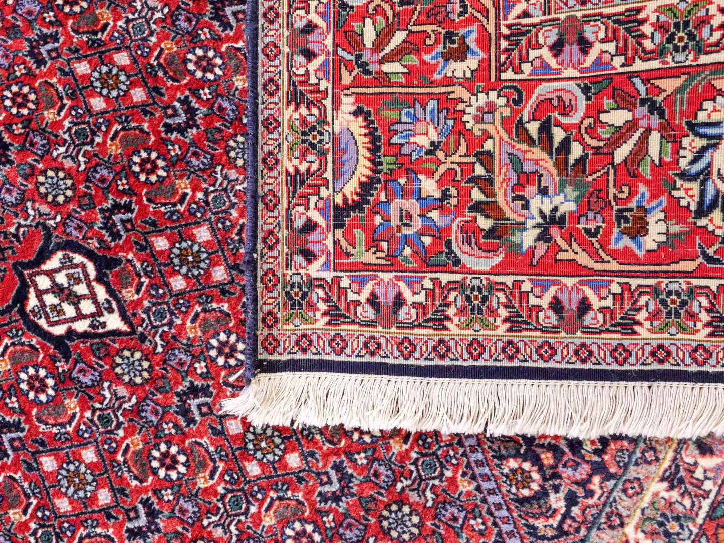 Sehr feiner, handgeknüpfter Bidjar Perserteppich aus reiner Wolle mit geometrischem Medaillon von Khademi. Größe: 297 x 200 cm. Farbe: Rot, blau. RB3-38. Ursprung: Iran / Persien. Verkauf durch JUPITER Intl.