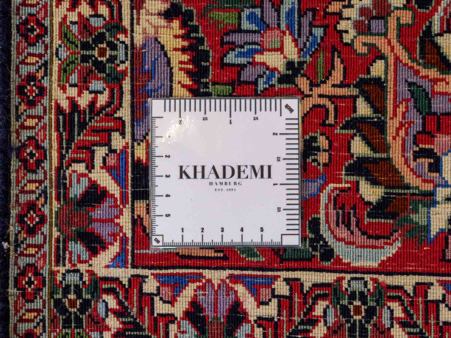 Sehr feiner, handgeknüpfter Bidjar Perserteppich aus reiner Wolle mit geometrischem Medaillon von Khademi. Größe: 297 x 200 cm. Farbe: Rot, blau. RB3-38. Ursprung: Iran / Persien. Verkauf durch JUPITER Intl.