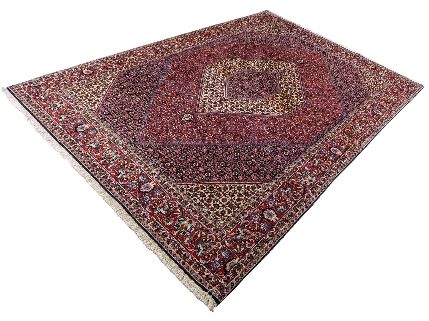 Sehr feiner, handgeknüpfter Bidjar Perserteppich aus reiner Wolle mit geometrischem Medaillon von Khademi. Größe: 297 x 200 cm. Farbe: Rot, blau. RB3-38. Ursprung: Iran / Persien. Verkauf durch JUPITER Intl.