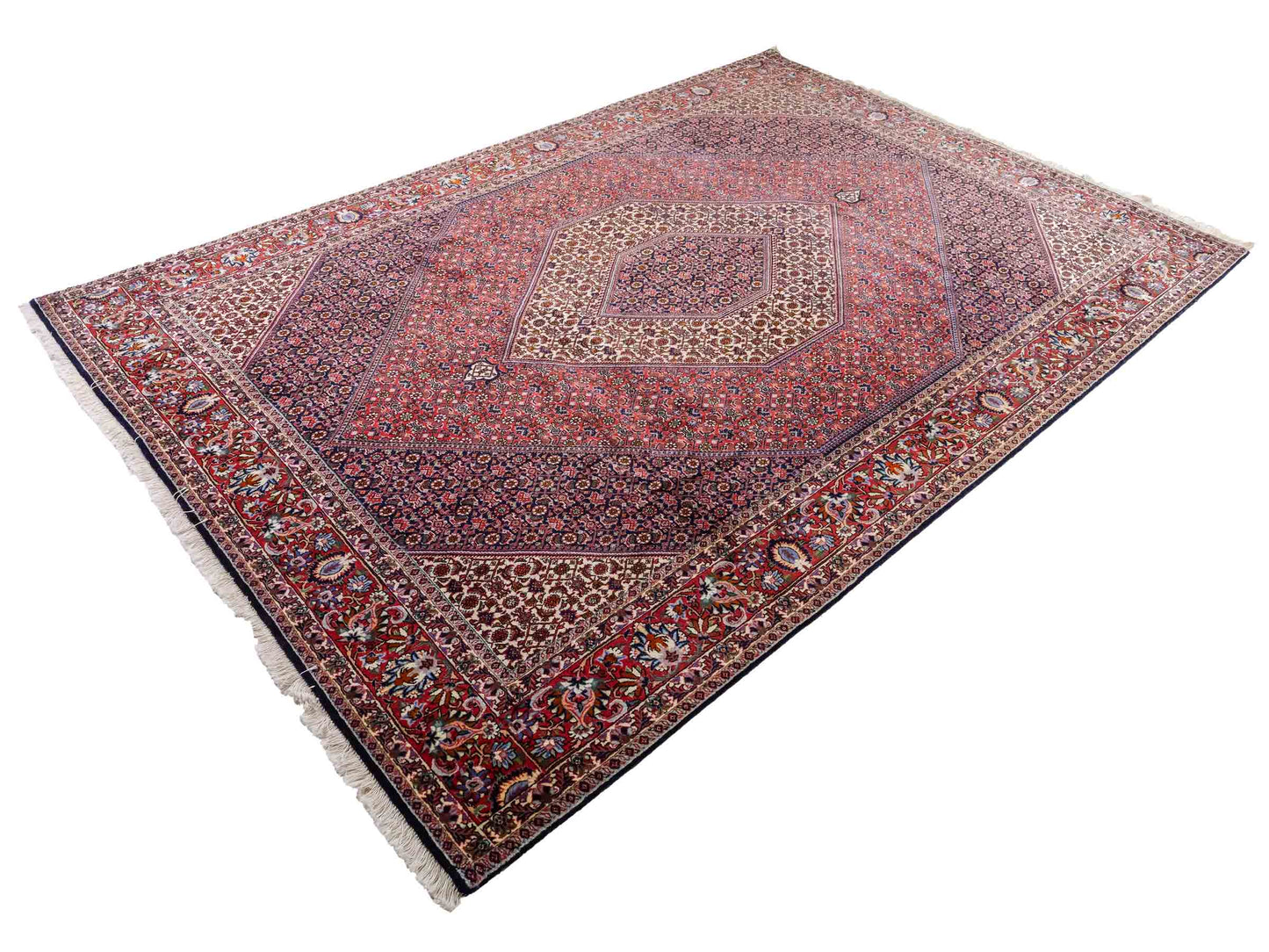 Sehr feiner, handgeknüpfter Bidjar Perserteppich aus reiner Wolle mit geometrischem Medaillon von Khademi. Größe: 297 x 200 cm. Farbe: Rot, blau. RB3-38. Ursprung: Iran / Persien. Verkauf durch JUPITER Intl.