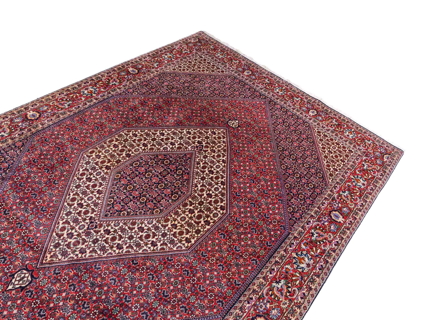 Sehr feiner, handgeknüpfter Bidjar Perserteppich aus reiner Wolle mit geometrischem Medaillon von Khademi. Größe: 297 x 200 cm. Farbe: Rot, blau. RB3-38. Ursprung: Iran / Persien. Verkauf durch JUPITER Intl.