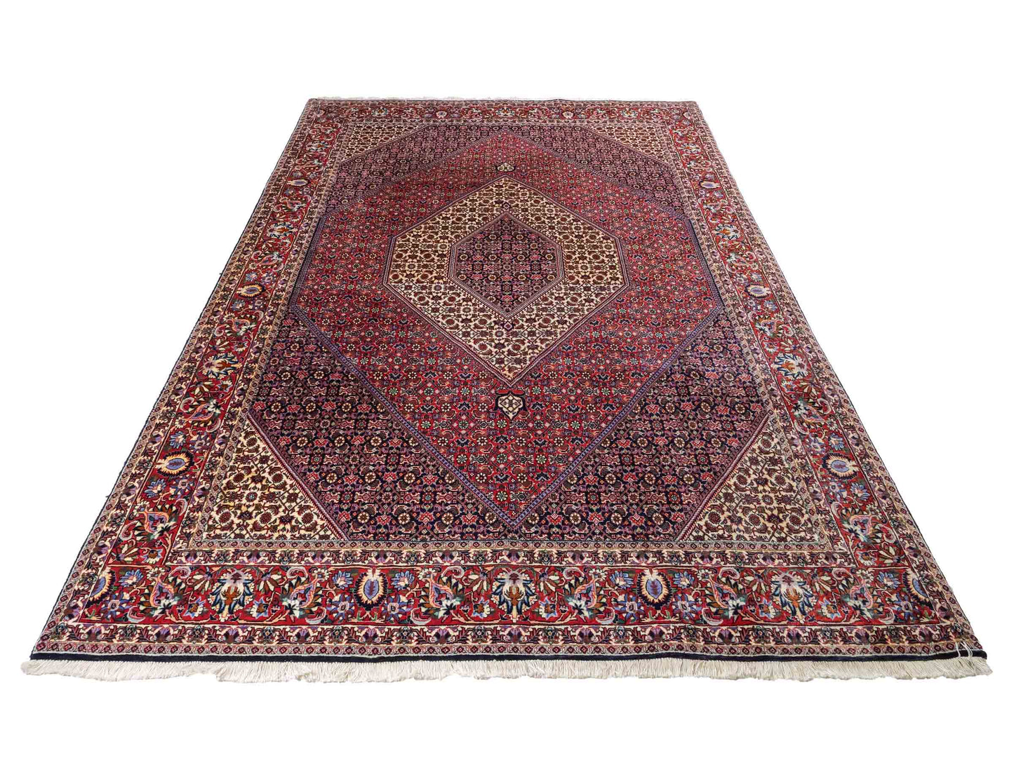 Sehr feiner, handgeknüpfter Bidjar Perserteppich aus reiner Wolle mit geometrischem Medaillon von Khademi. Größe: 297 x 200 cm. Farbe: Rot, blau. RB3-38. Ursprung: Iran / Persien. Verkauf durch JUPITER Intl.