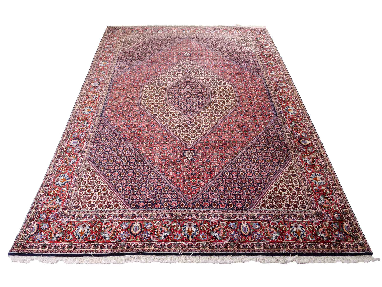Sehr feiner, handgeknüpfter Bidjar Perserteppich aus reiner Wolle mit geometrischem Medaillon von Khademi. Größe: 297 x 200 cm. Farbe: Rot, blau. RB3-38. Ursprung: Iran / Persien. Verkauf durch JUPITER Intl.