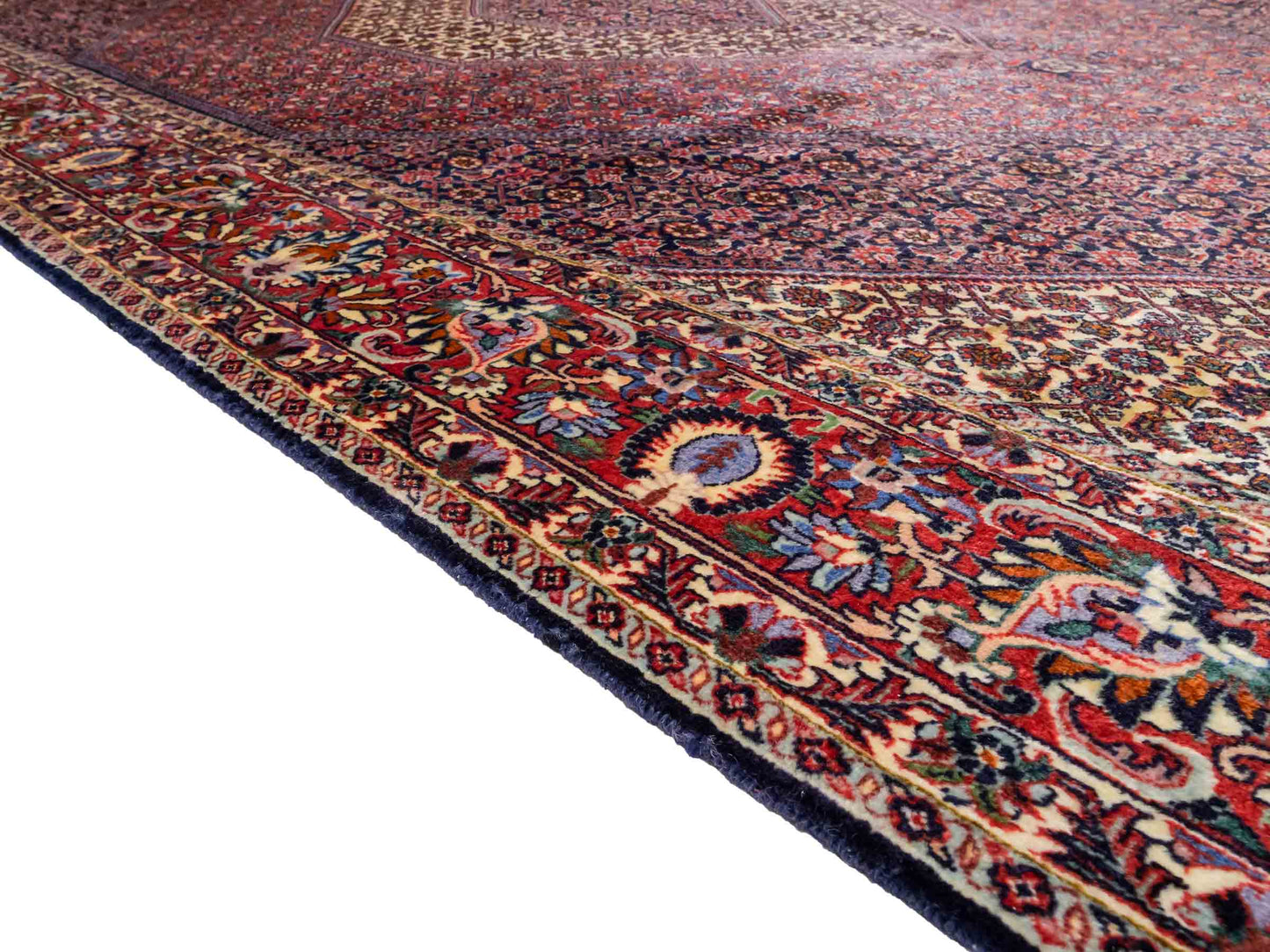 Sehr feiner, handgeknüpfter Bidjar Perserteppich aus reiner Wolle mit geometrischem Medaillon von Khademi. Größe: 297 x 200 cm. Farbe: Rot, blau. RB3-38. Ursprung: Iran / Persien. Verkauf durch JUPITER Intl.