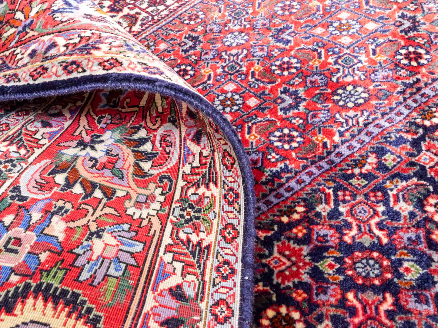 Sehr feiner, handgeknüpfter Bidjar Perserteppich aus reiner Wolle mit geometrischem Medaillon von Khademi. Größe: 297 x 200 cm. Farbe: Rot, blau. RB3-38. Ursprung: Iran / Persien. Verkauf durch JUPITER Intl.