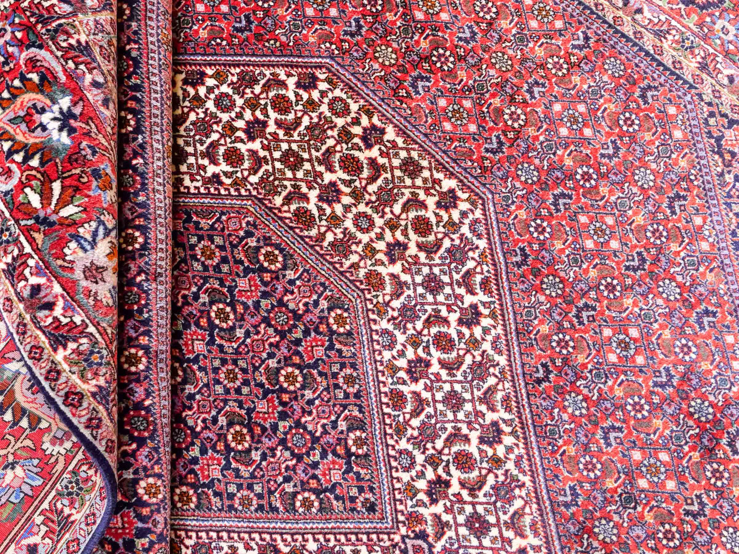 Sehr feiner, handgeknüpfter Bidjar Perserteppich aus reiner Wolle mit geometrischem Medaillon von Khademi. Größe: 297 x 200 cm. Farbe: Rot, blau. RB3-38. Ursprung: Iran / Persien. Verkauf durch JUPITER Intl.