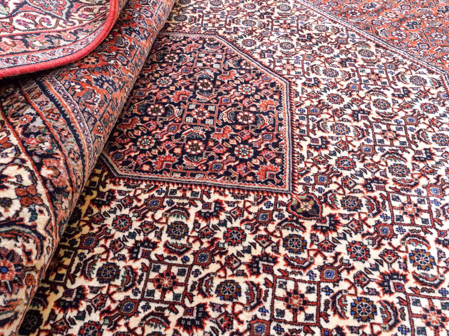 Sehr feiner, handgeknüpfter Bidjar Perserteppich aus reiner Wolle mit geometrischem Medaillon von Khademi. Größe: 306 x 200 cm. Farbe: Rot, creme. RB3-38. Ursprung: Iran / Persien. Verkauf durch JUPITER Intl.