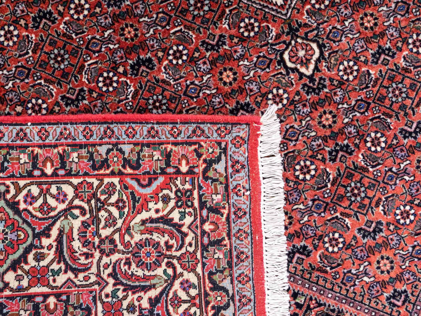 Sehr feiner, handgeknüpfter Bidjar Perserteppich aus reiner Wolle mit geometrischem Medaillon von Khademi. Größe: 306 x 200 cm. Farbe: Rot, creme. RB3-38. Ursprung: Iran / Persien. Verkauf durch JUPITER Intl.