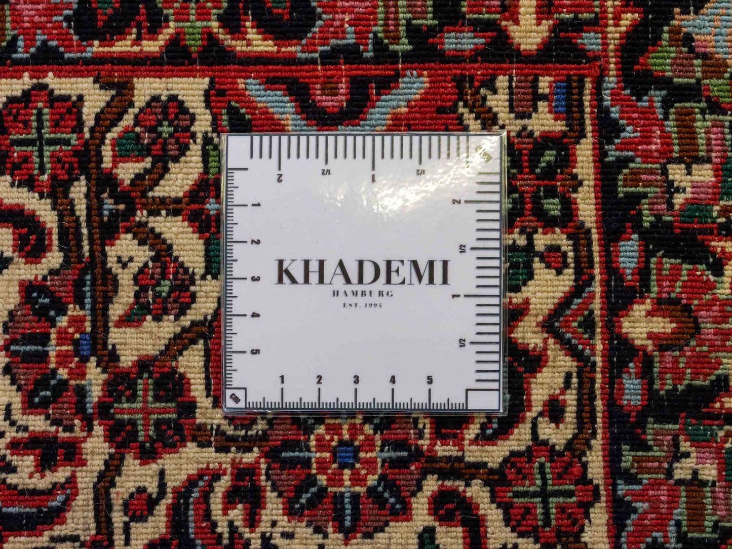 Sehr feiner, handgeknüpfter Bidjar Perserteppich aus reiner Wolle mit geometrischem Medaillon von Khademi. Größe: 306 x 200 cm. Farbe: Rot, creme. RB3-38. Ursprung: Iran / Persien. Verkauf durch JUPITER Intl.