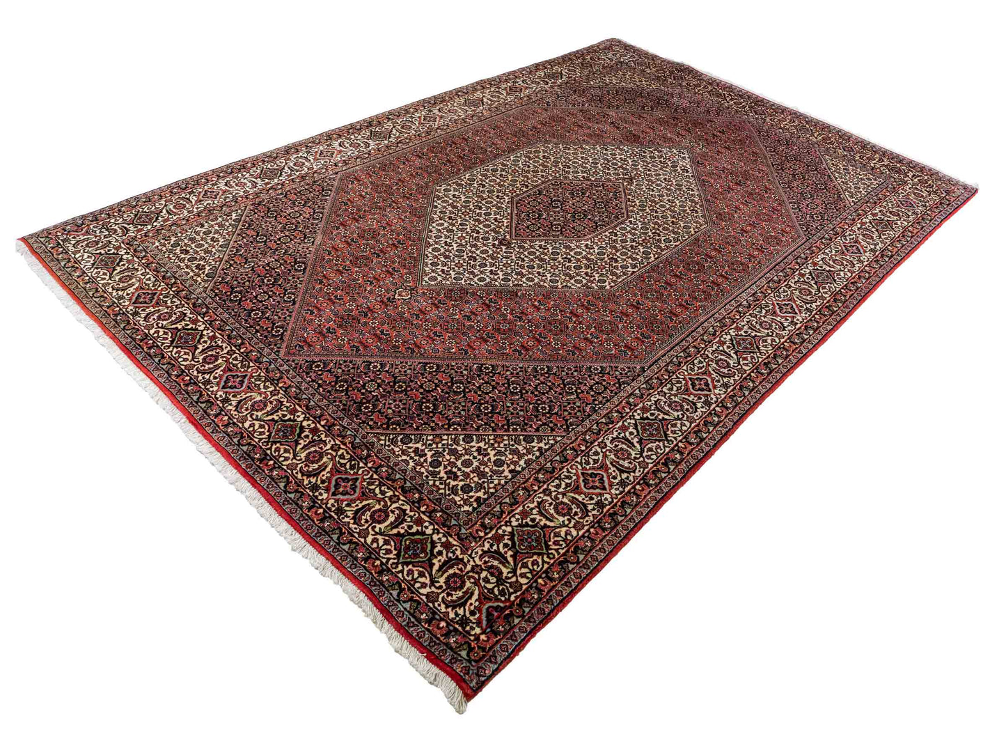 Sehr feiner, handgeknüpfter Bidjar Perserteppich aus reiner Wolle mit geometrischem Medaillon von Khademi. Größe: 306 x 200 cm. Farbe: Rot, creme. RB3-38. Ursprung: Iran / Persien. Verkauf durch JUPITER Intl.