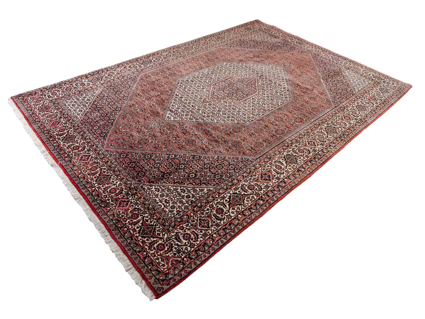 Sehr feiner, handgeknüpfter Bidjar Perserteppich aus reiner Wolle mit geometrischem Medaillon von Khademi. Größe: 306 x 200 cm. Farbe: Rot, creme. RB3-38. Ursprung: Iran / Persien. Verkauf durch JUPITER Intl.