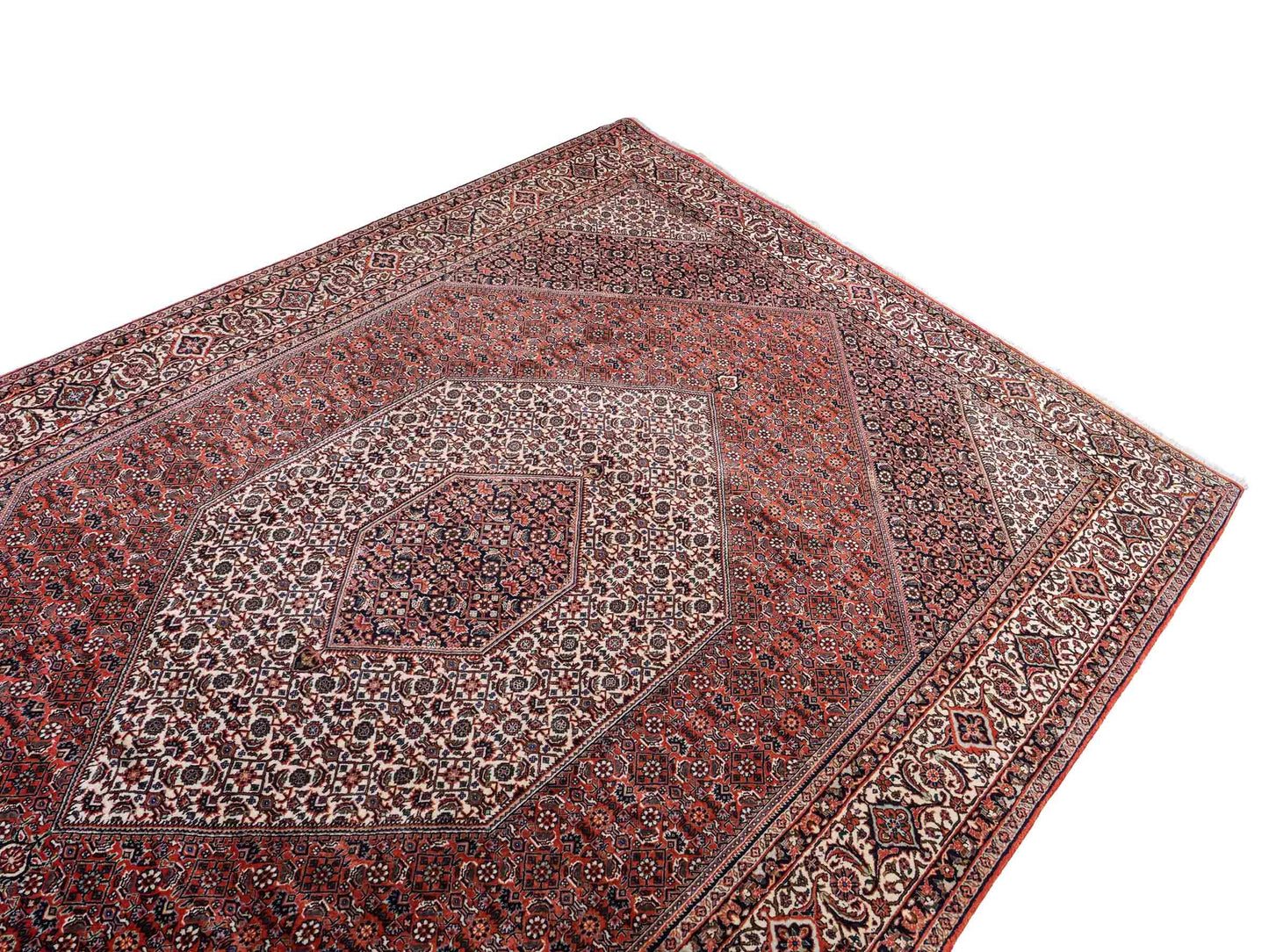 Sehr feiner, handgeknüpfter Bidjar Perserteppich aus reiner Wolle mit geometrischem Medaillon von Khademi. Größe: 306 x 200 cm. Farbe: Rot, creme. RB3-38. Ursprung: Iran / Persien. Verkauf durch JUPITER Intl.