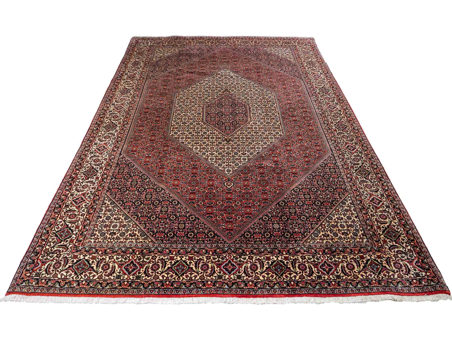 Sehr feiner, handgeknüpfter Bidjar Perserteppich aus reiner Wolle mit geometrischem Medaillon von Khademi. Größe: 306 x 200 cm. Farbe: Rot, creme. RB3-38. Ursprung: Iran / Persien. Verkauf durch JUPITER Intl.