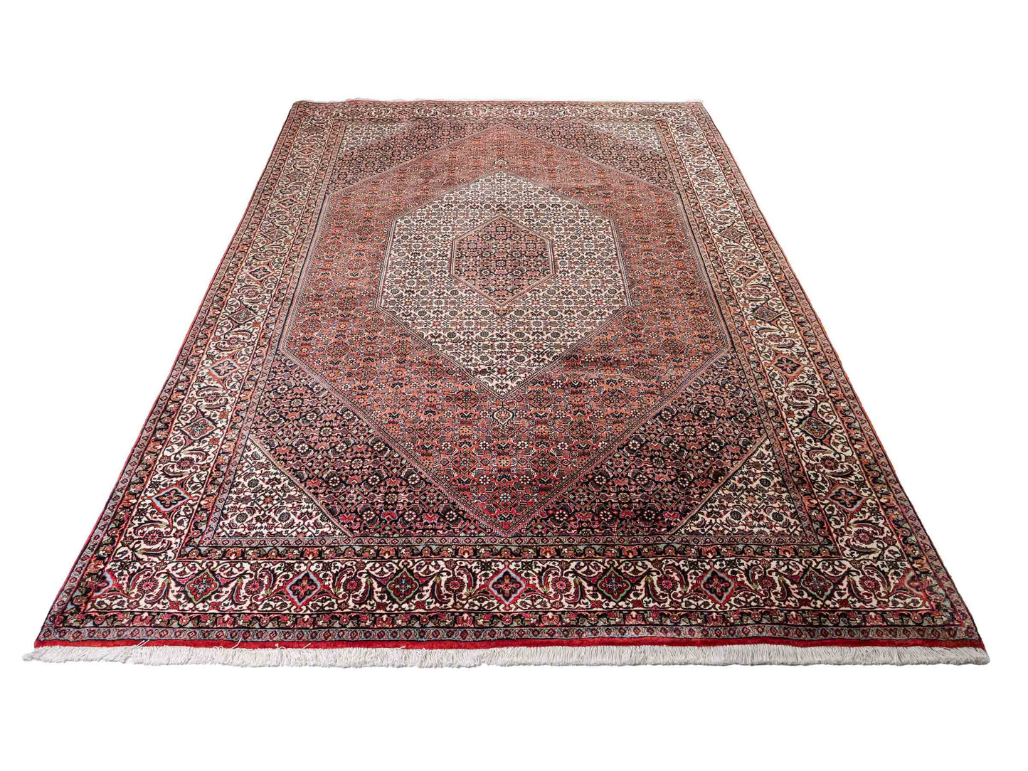 Sehr feiner, handgeknüpfter Bidjar Perserteppich aus reiner Wolle mit geometrischem Medaillon von Khademi. Größe: 306 x 200 cm. Farbe: Rot, creme. RB3-38. Ursprung: Iran / Persien. Verkauf durch JUPITER Intl.