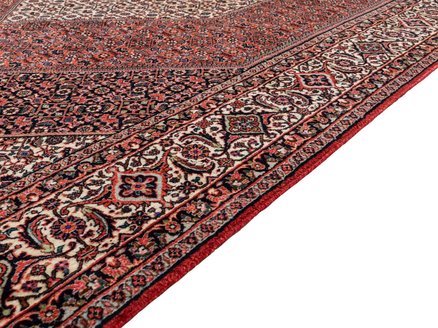 Sehr feiner, handgeknüpfter Bidjar Perserteppich aus reiner Wolle mit geometrischem Medaillon von Khademi. Größe: 306 x 200 cm. Farbe: Rot, creme. RB3-38. Ursprung: Iran / Persien. Verkauf durch JUPITER Intl.