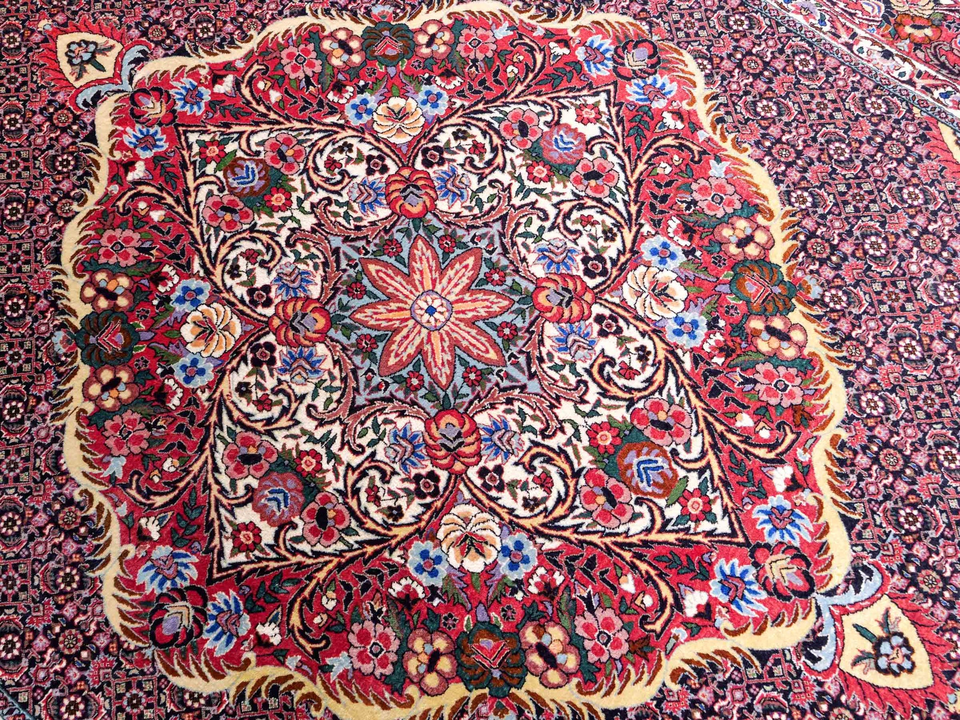 Sehr feiner, handgeknüpfter Bidjar Perserteppich von Khademi. Farbe: Schwarz, blau, rot. Größe: 3,07 x 2,03 m. Vertrieb durch JUPITER Intl.