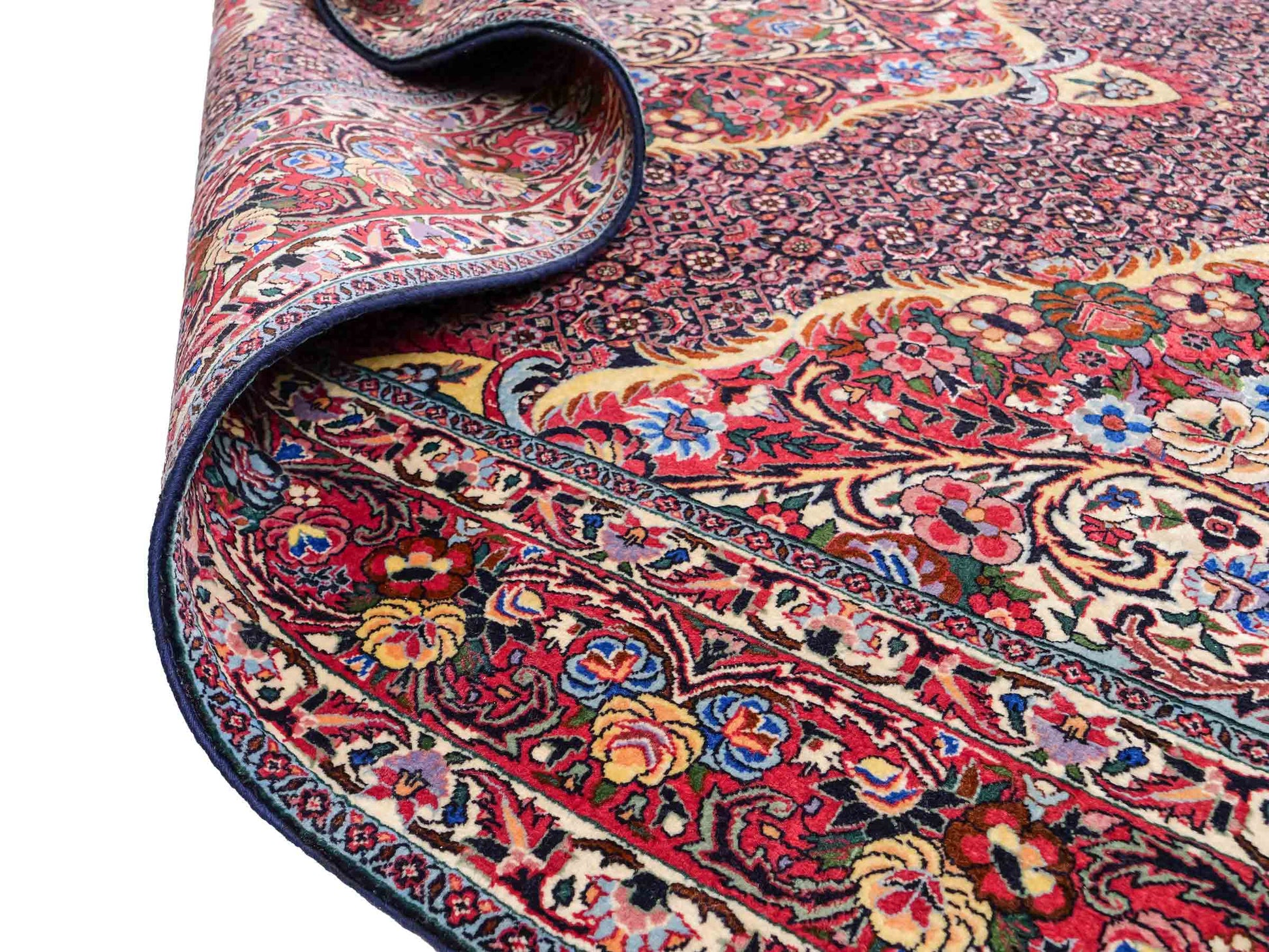 Sehr feiner, handgeknüpfter Bidjar Perserteppich von Khademi. Farbe: Schwarz, blau, rot. Größe: 3,07 x 2,03 m. Vertrieb durch JUPITER Intl.