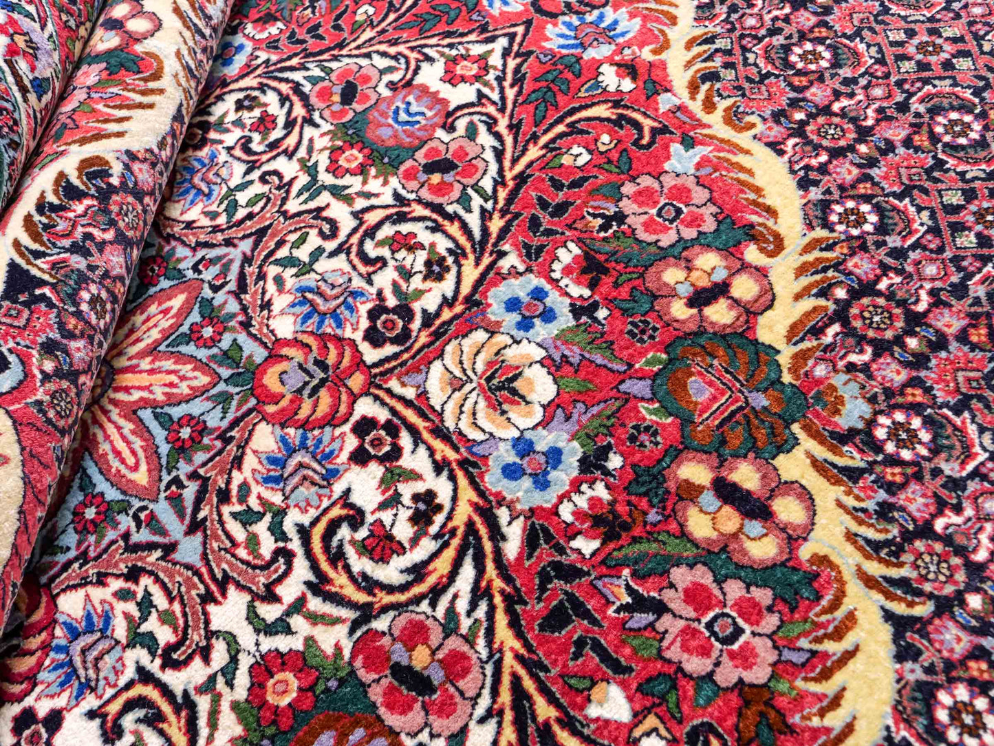 Sehr feiner, handgeknüpfter Bidjar Perserteppich von Khademi. Farbe: Schwarz, blau, rot. Größe: 3,07 x 2,03 m. Vertrieb durch JUPITER Intl.