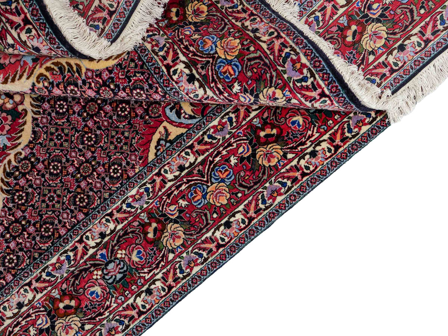 Sehr feiner, handgeknüpfter Bidjar Perserteppich von Khademi. Farbe: Schwarz, blau, rot. Größe: 3,07 x 2,03 m. Vertrieb durch JUPITER Intl.