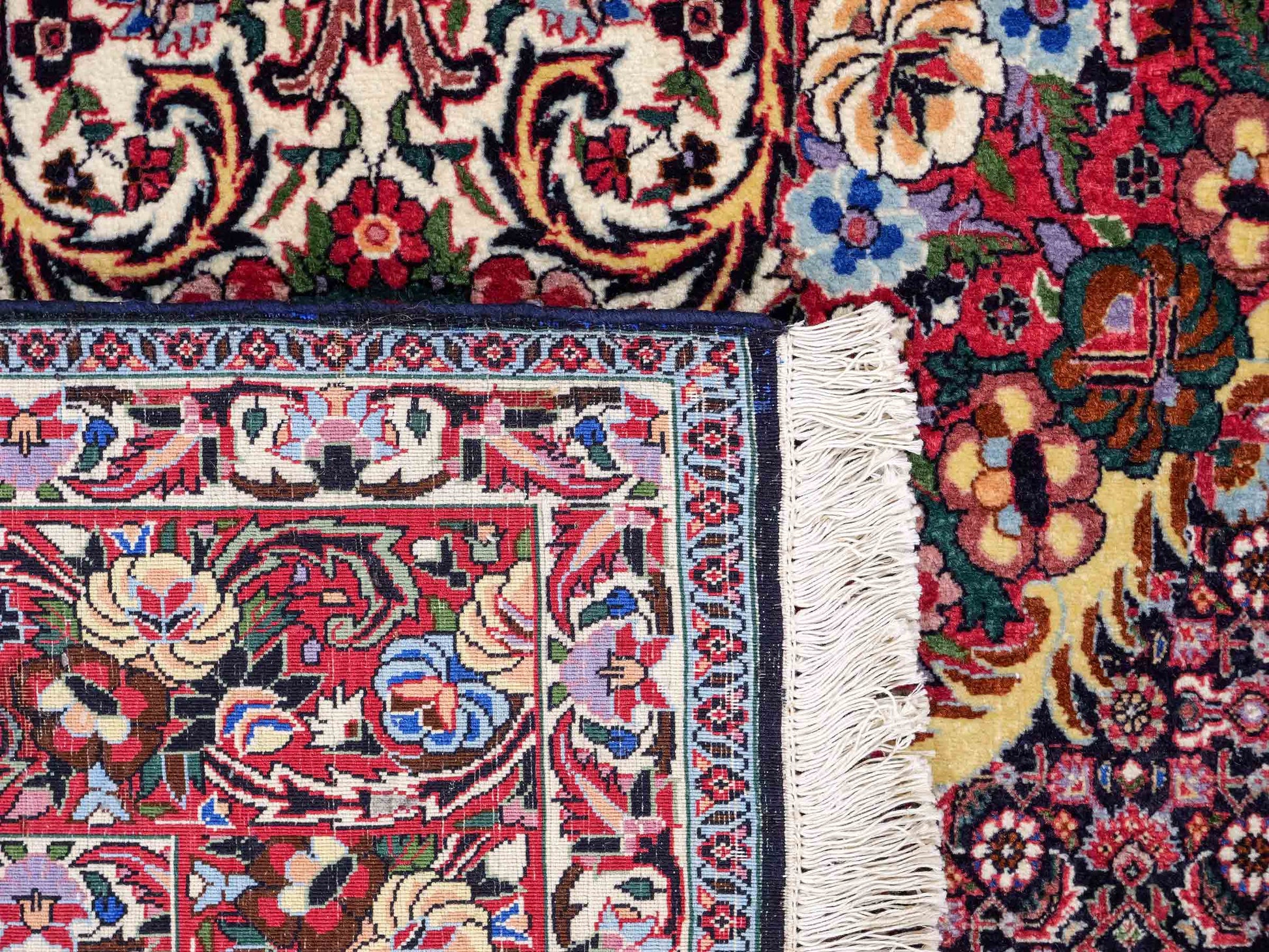 Sehr feiner, handgeknüpfter Bidjar Perserteppich von Khademi. Farbe: Schwarz, blau, rot. Größe: 3,07 x 2,03 m. Vertrieb durch JUPITER Intl.