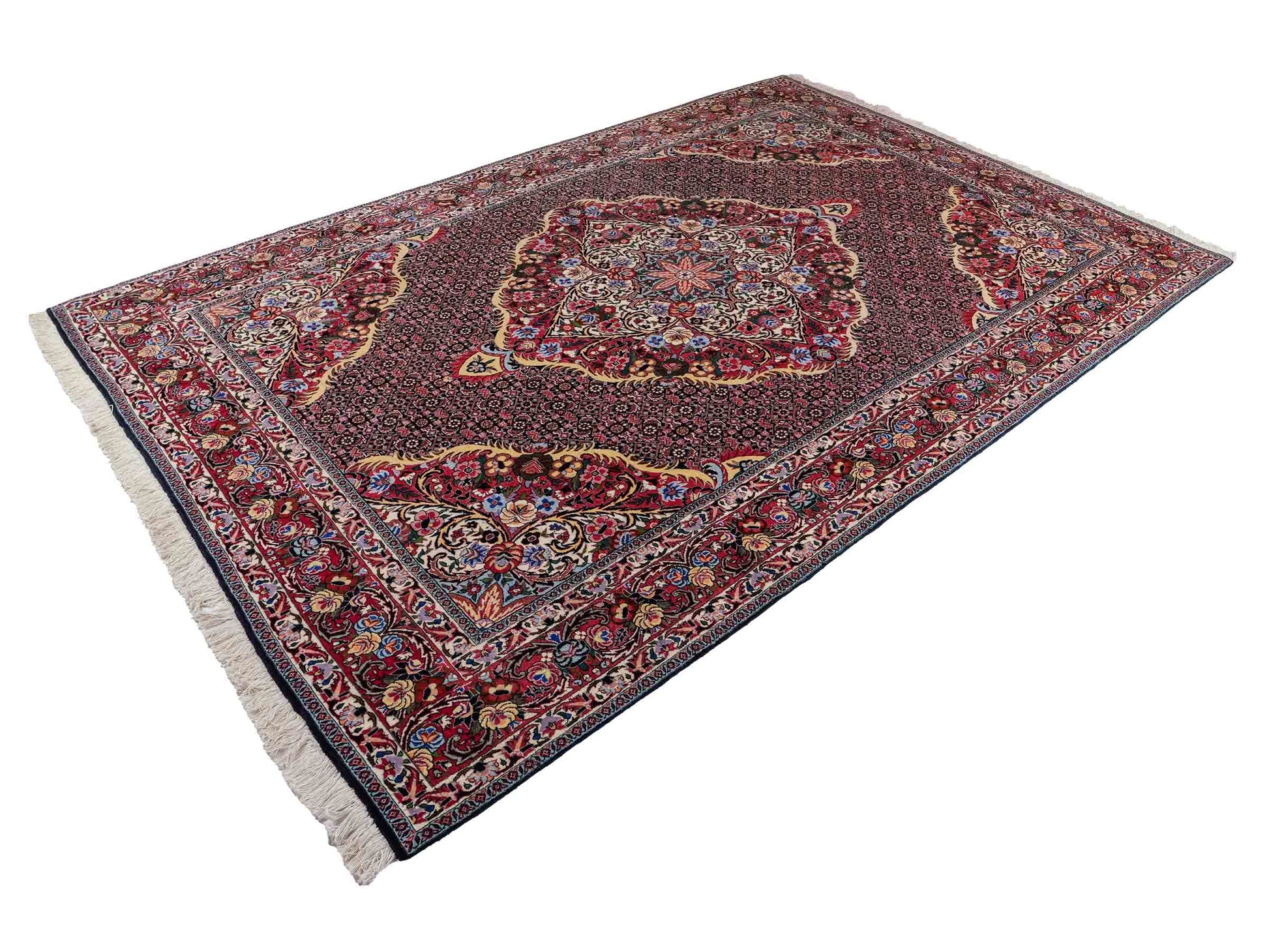 Sehr feiner, handgeknüpfter Bidjar Perserteppich von Khademi. Farbe: Schwarz, blau, rot. Größe: 3,07 x 2,03 m. Vertrieb durch JUPITER Intl.