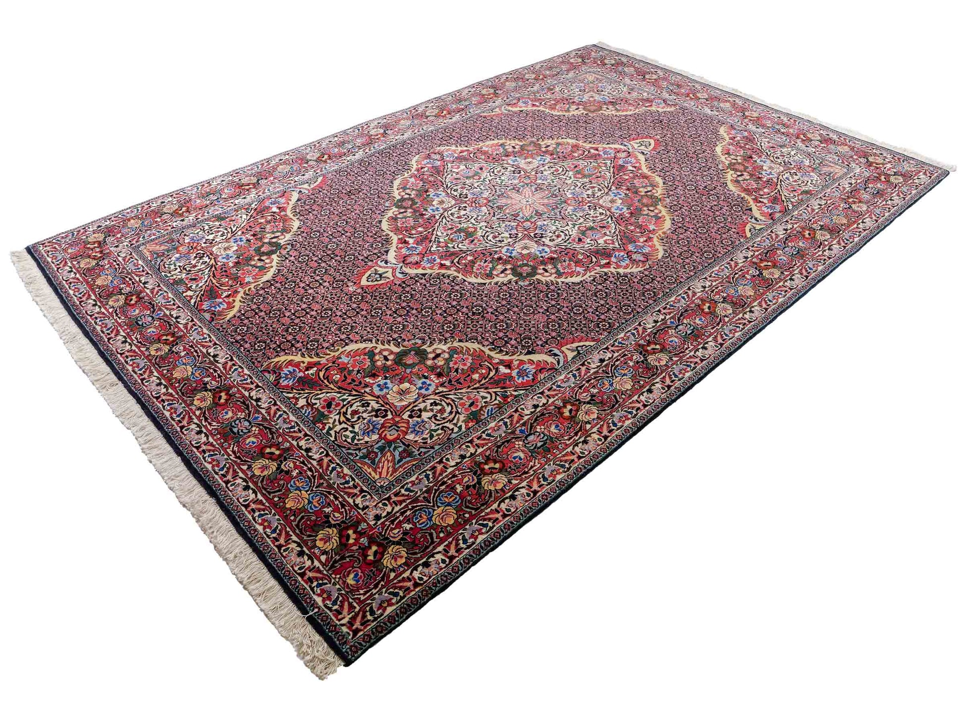 Sehr feiner, handgeknüpfter Bidjar Perserteppich von Khademi. Farbe: Schwarz, blau, rot. Größe: 3,07 x 2,03 m. Vertrieb durch JUPITER Intl.