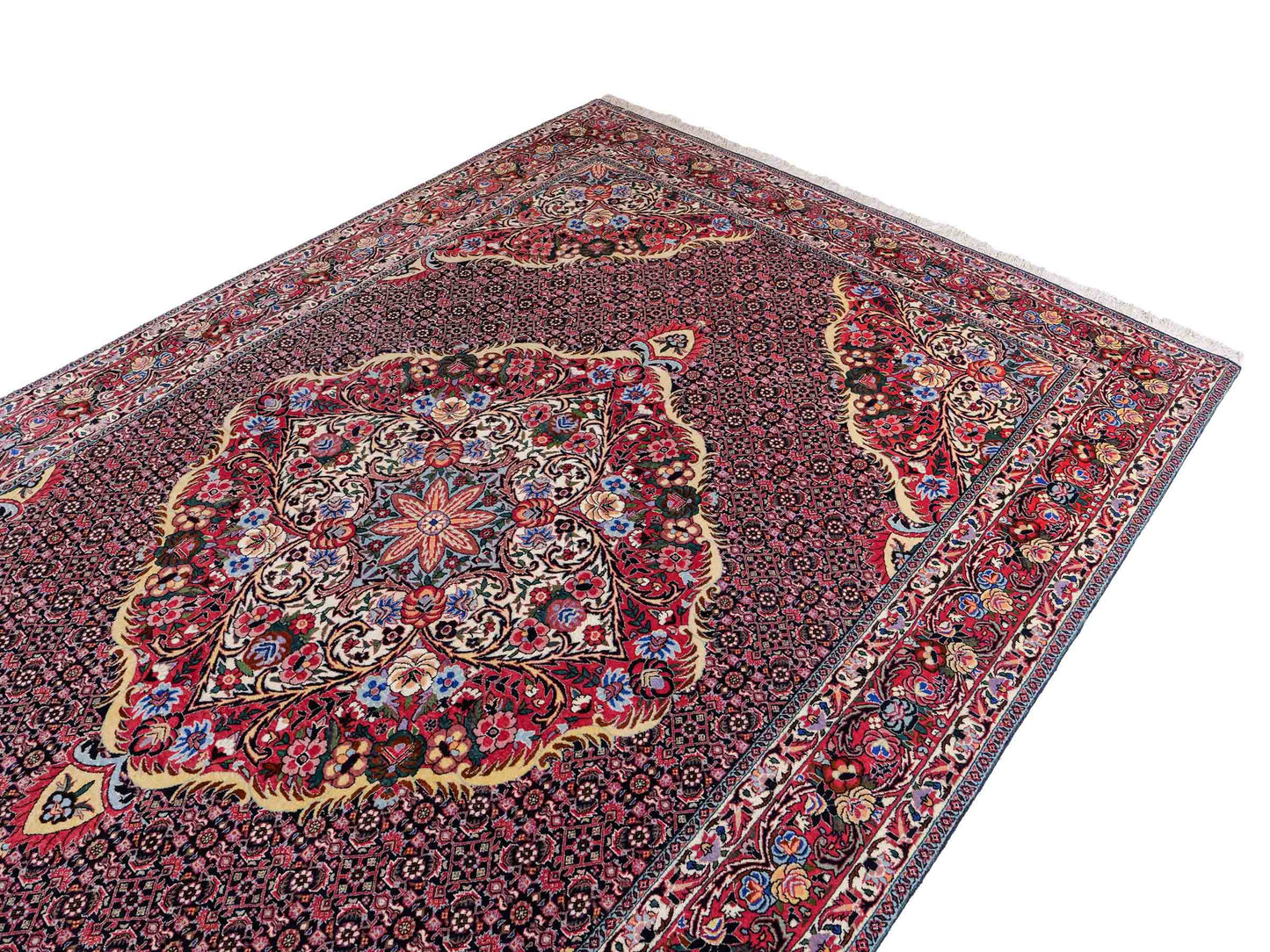 Sehr feiner, handgeknüpfter Bidjar Perserteppich von Khademi. Farbe: Schwarz, blau, rot. Größe: 3,07 x 2,03 m. Vertrieb durch JUPITER Intl.