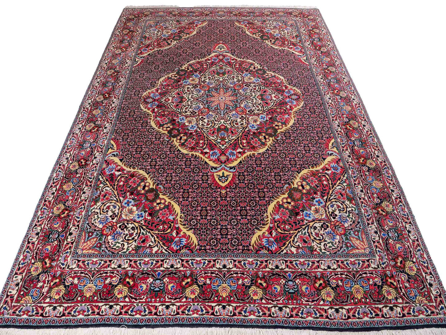 Sehr feiner, handgeknüpfter Bidjar Perserteppich von Khademi. Farbe: Schwarz, blau, rot. Größe: 3,07 x 2,03 m. Vertrieb durch JUPITER Intl.