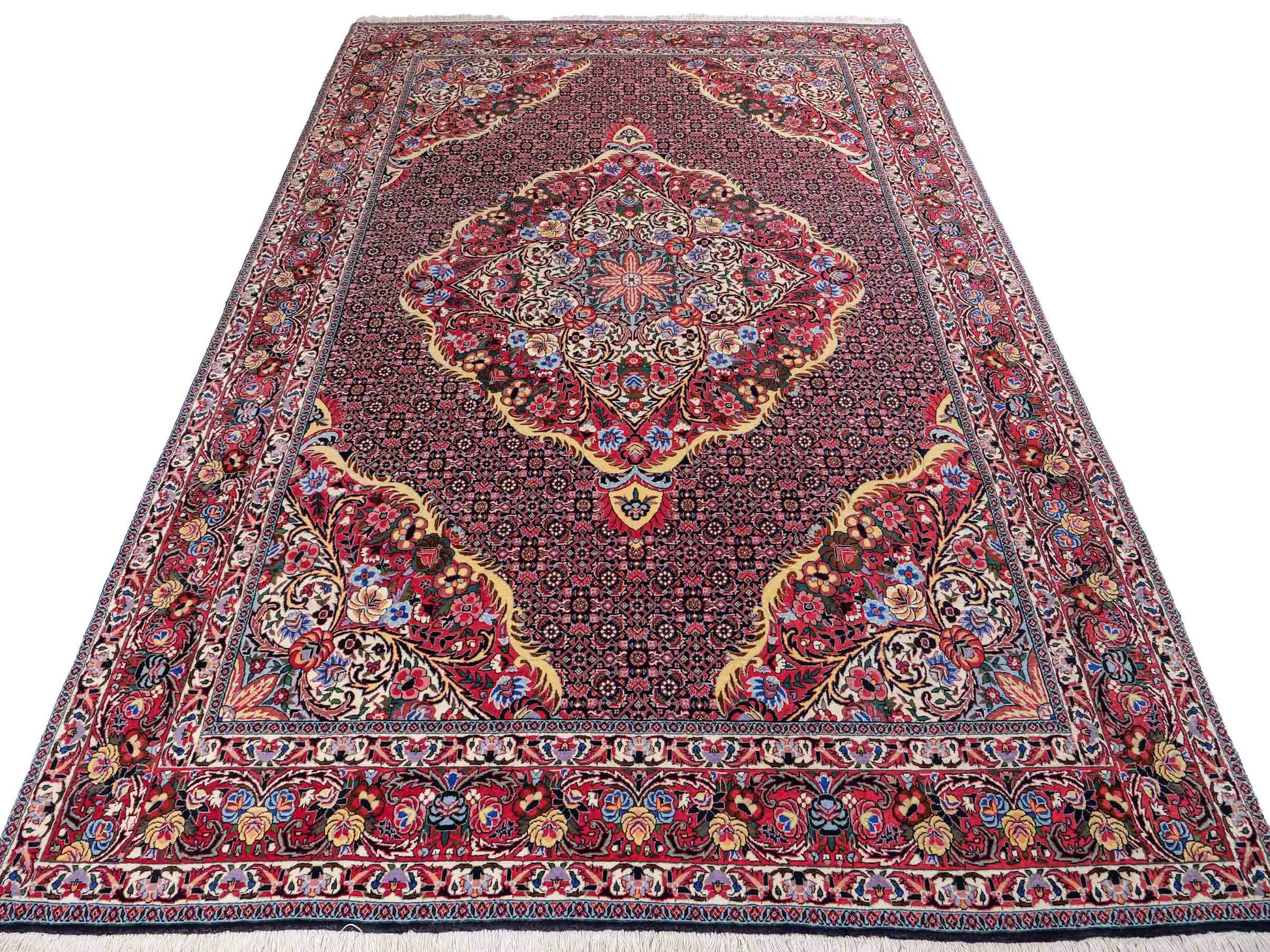 Sehr feiner, handgeknüpfter Bidjar Perserteppich von Khademi. Farbe: Schwarz, blau, rot. Größe: 3,07 x 2,03 m. Vertrieb durch JUPITER Intl.
