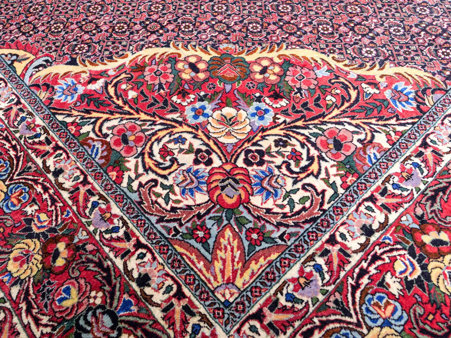 Sehr feiner, handgeknüpfter Bidjar Perserteppich von Khademi. Farbe: Schwarz, blau, rot. Größe: 3,07 x 2,03 m. Vertrieb durch JUPITER Intl.