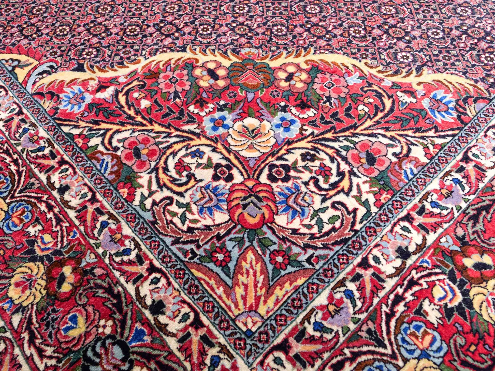 Sehr feiner, handgeknüpfter Bidjar Perserteppich von Khademi. Farbe: Schwarz, blau, rot. Größe: 3,07 x 2,03 m. Vertrieb durch JUPITER Intl.