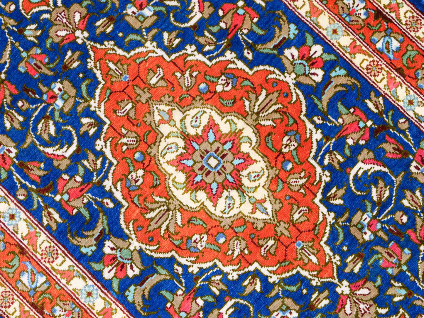 Sehr feiner, handgeknüpfter Ghom Perserteppich von Khademi aus Seide, blau, orange. 117x39 cm. Verkauf durch Jupiter Intl.