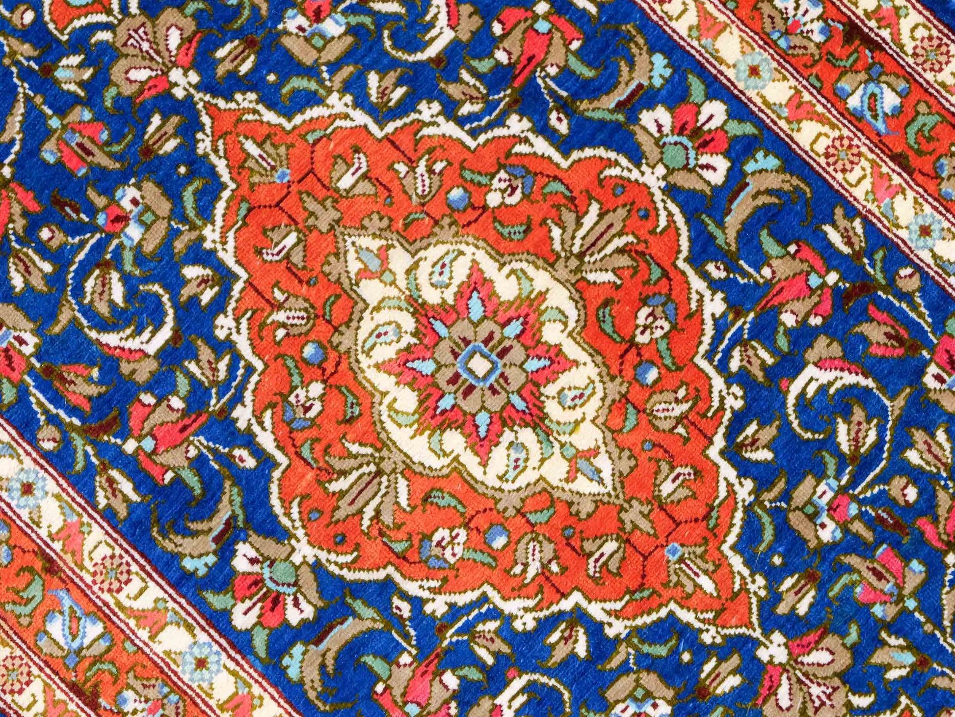 Sehr feiner, handgeknüpfter Ghom Perserteppich von Khademi aus Seide, blau, orange. 117x39 cm. Verkauf durch Jupiter Intl.