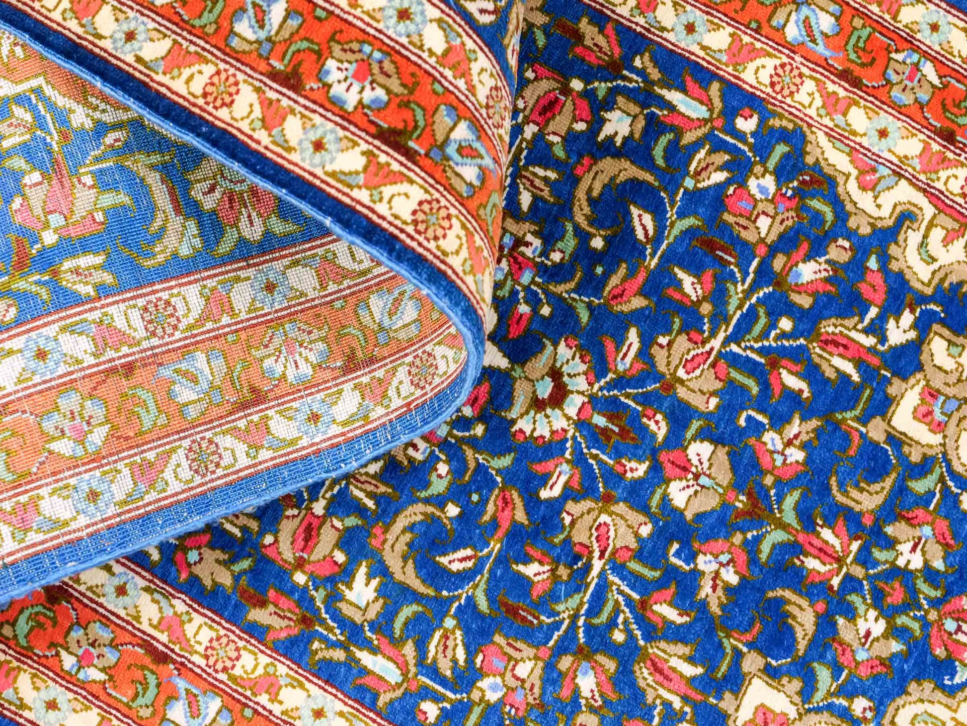 Sehr feiner, handgeknüpfter Ghom Perserteppich von Khademi aus Seide, blau, orange. 117x39 cm. Verkauf durch Jupiter Intl.
