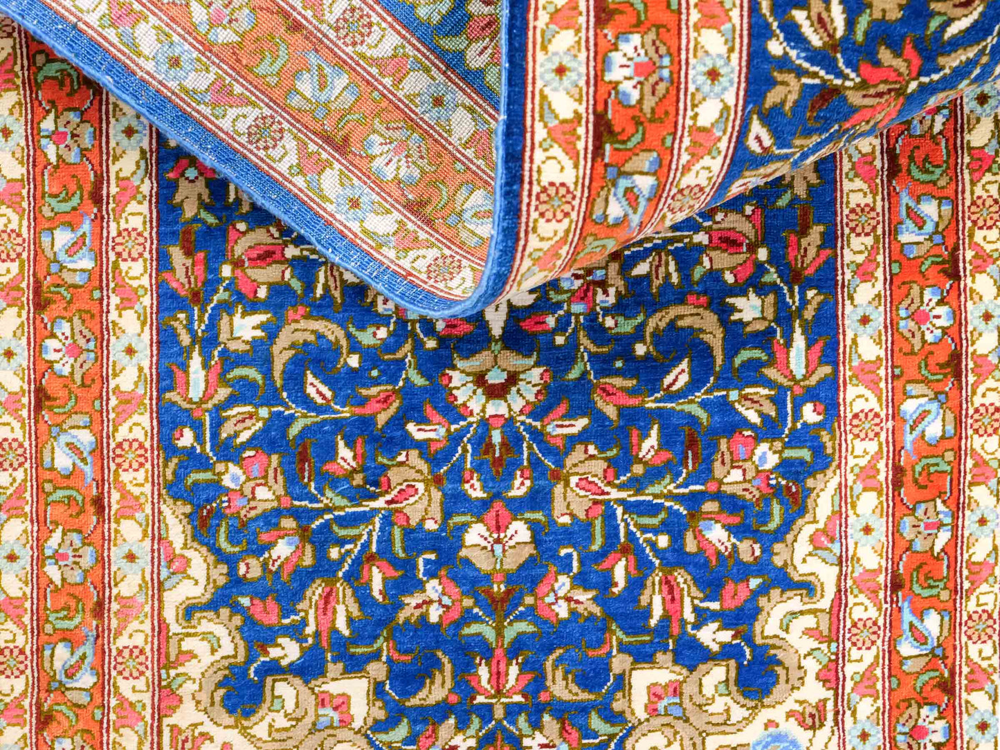 Sehr feiner, handgeknüpfter Ghom Perserteppich von Khademi aus Seide, blau, orange. 117x39 cm. Verkauf durch Jupiter Intl.