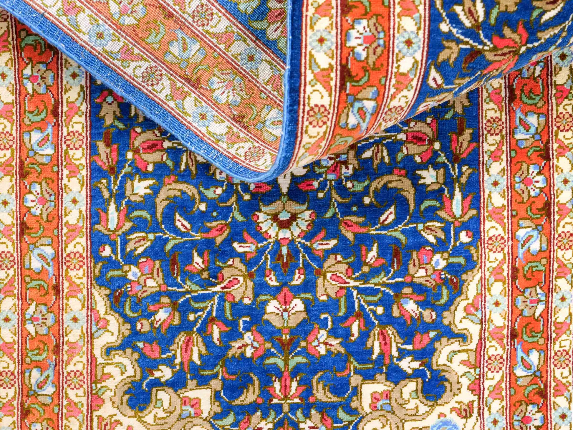 Sehr feiner, handgeknüpfter Ghom Perserteppich von Khademi aus Seide, blau, orange. 117x39 cm. Verkauf durch Jupiter Intl.