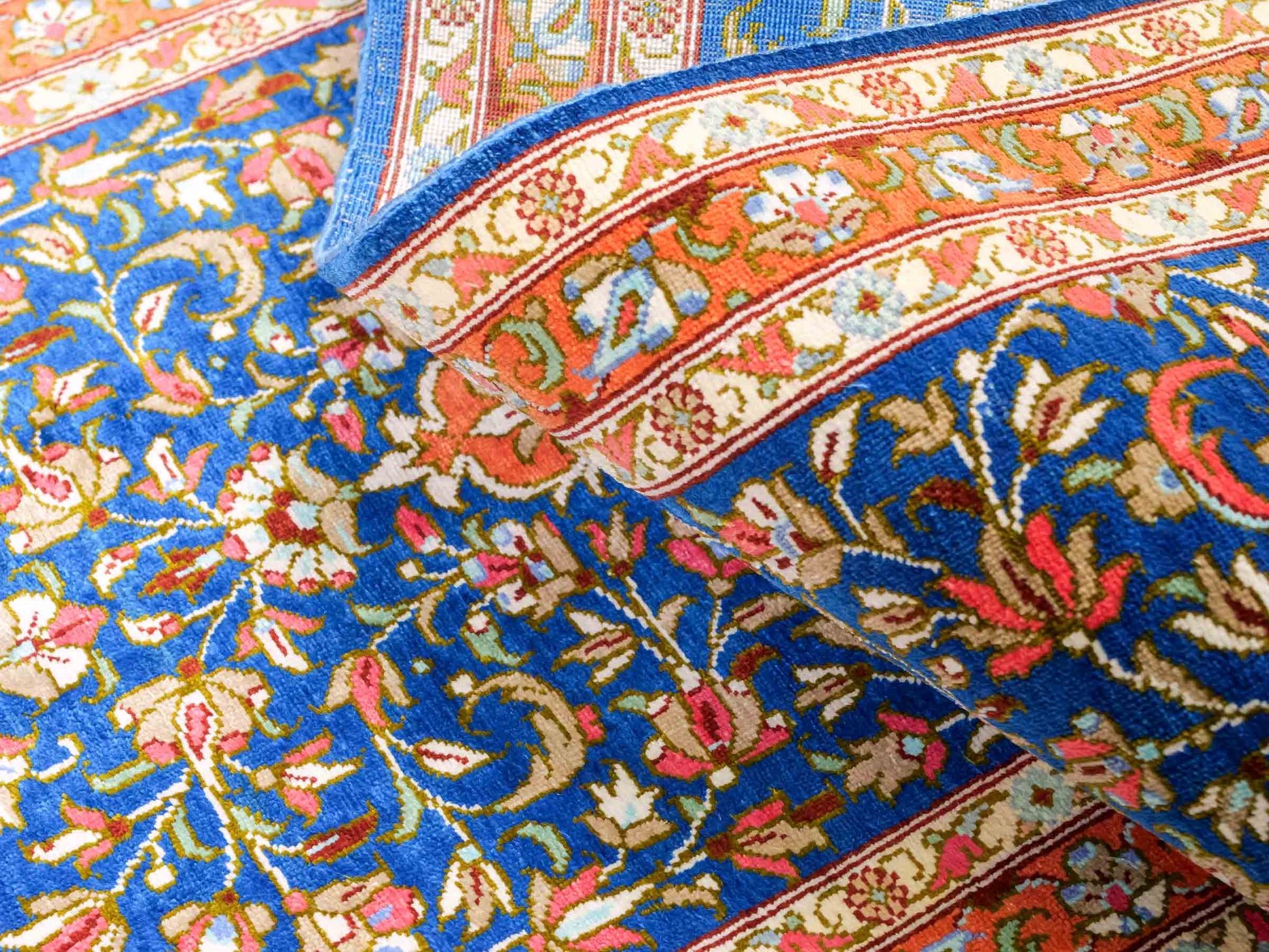 Sehr feiner, handgeknüpfter Ghom Perserteppich von Khademi aus Seide, blau, orange. 117x39 cm. Verkauf durch Jupiter Intl.