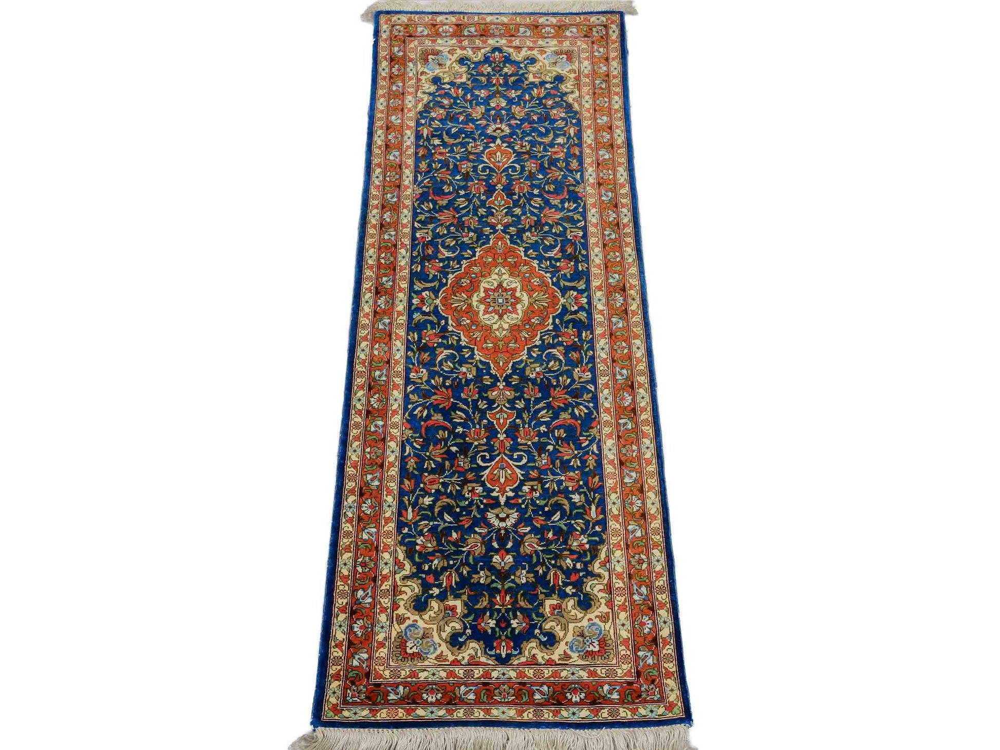 Sehr feiner, handgeknüpfter Ghom Perserteppich von Khademi aus Seide, blau, orange. 117x39 cm. Verkauf durch Jupiter Intl.