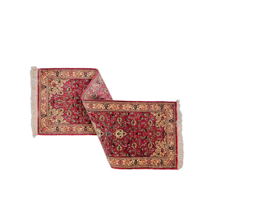 Sehr feiner, hangeknüpfter Ghom Perserteppich von Khademi aus Seide, rosa. 121x39 cm. Verkauf durch Jupiter Intl.